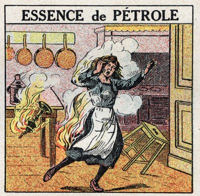 Lichtbronnen: een vrouw vat vlam terwijl ze een lamp met oliepetroleum hanteert door Anonymous Anonymous