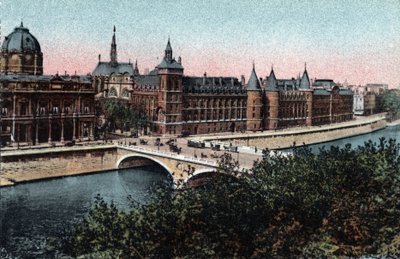 Parijs: buitenaanzicht van de Concierge op het Île de la Cité en de brug au Change. Foto uit 1920 in “Artistic Album” van de stad Parijs. Privécollectie. door Anonymous Anonymous