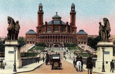 Parijs: buitenaanzicht van het Palais du Trocadero en de brug van Iena. Foto van 1920 in 