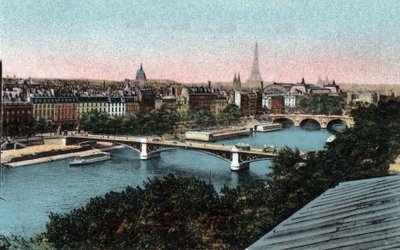 Parijs: panorama van de Seine met de Eiffeltoren op de achtergrond. Foto uit 1920 in Artistiek Album van de stad Parijs. Privécollectie door Anonymous Anonymous