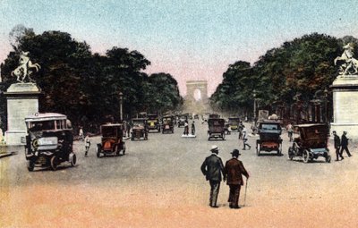 Parijs: verkeer op de Avenue des Champs Elysees gezien vanaf Place de la Concorde met de Arc de Triomphe op de achtergrond. Aan de zijkanten, de paarden van Marly. Foto uit 1920 in 