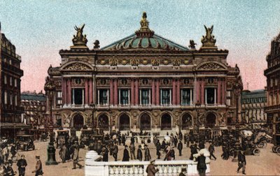 Parijs: uitzicht op de gevel van de Opera gemaakt door Charles Garnier (1825-1898) en van het metrostation op Place de l