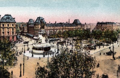 Parijs: uitzicht op de Place de la Republique met het standbeeld van de Republiek door Anonymous Anonymous