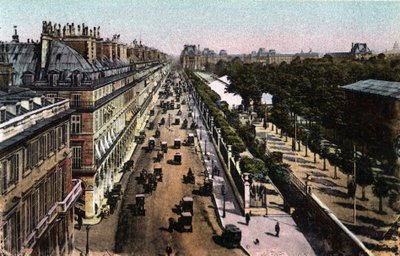 Parijs: uitzicht op het verkeer op de rue de Rivoli, richting het Louvre. Foto uit 1920 in “Artistic Album” van de stad Parijs. Privécollectie. door Anonymous Anonymous