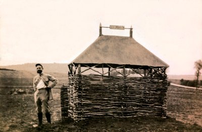 Foto uit een persoonlijk album van een infanterieluitenant tijdens de eerste maanden van de Eerste Wereldoorlog door Anonymous Anonymous