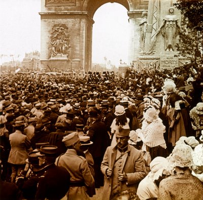 Fotografie - Stereoscopische glasplaat over de Eerste Wereldoorlog: De Parijse bevolking op de dag van de overwinning in 1919 door Anonymous Anonymous