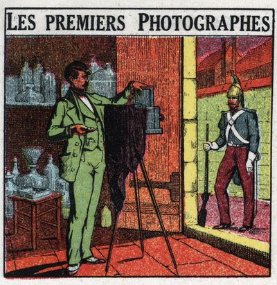 Fotografie: de eerste fotografen in de 19e eeuw. Fotograaf die een soldaat portretteert in zijn studio. Anonieme illustratie uit 1925. Privécollectie. door Anonymous Anonymous