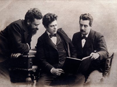 Portret van (van l. naar r.) Alberto Franchetti, Pietro Mascagni en Giacomo Puccini Italiaanse componisten Fotografie. Ca. 1900. Privécollectie door Anonymous Anonymous