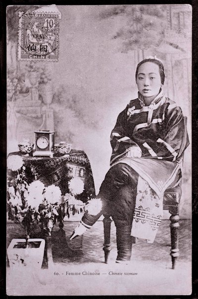 Portret van Chinese vrouw in traditionele kleding met gebonden voeten - Fotografie begin 20e eeuw - Privécollectie door Anonymous Anonymous
