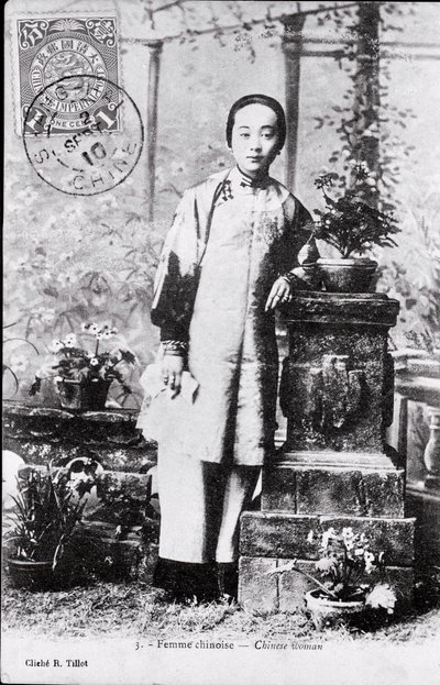 Portret van een jonge Chinese vrouw in traditionele kleding door Anonymous Anonymous