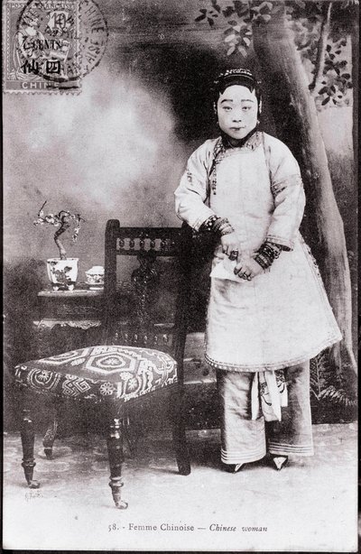Portret van een jonge Chinese vrouw in traditionele kleding. Ze heeft gebonden voeten - Fotografie uit het begin van de 20e eeuw - Privécollectie door Anonymous Anonymous