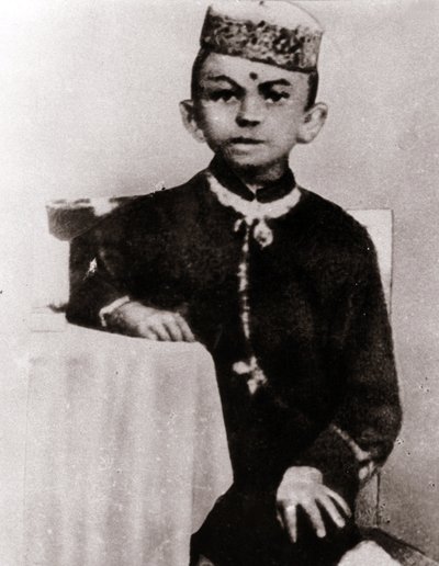 Portret van politiek leider Mohandas Karamchand Gandhi (1869-1948) als kind - Fotografie rond 1875 door Anonymous Anonymous