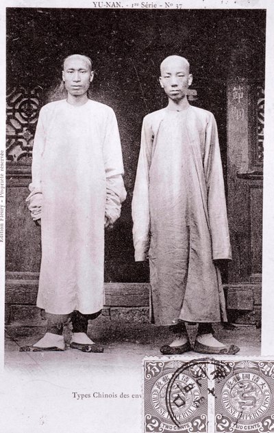 Portret van twee Chinezen uit de Yunnan-regio in traditionele klederdracht. Fotografie uit het begin van de 20e eeuw - Privécollectie door Anonymous Anonymous