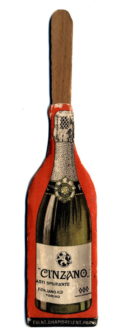 Kleine reclamewaaier, object afgeleid van promotie van Vermouth merk Cinzano, Italiaanse aperitiefwijn. Begin 20e eeuw Privécollectie door Anonymous Anonymous