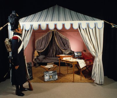 Tent van Napoleon I bij het bivak met een grenadier te voet van de Keizerlijke Garde die de wacht houdt. 19e eeuw Parijs, Musée de l