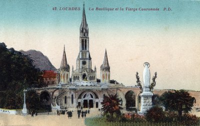 De basiliek en de gekroonde maagd in Lourdes - Hautes Pyrenees rond 1900. door Anonymous Anonymous