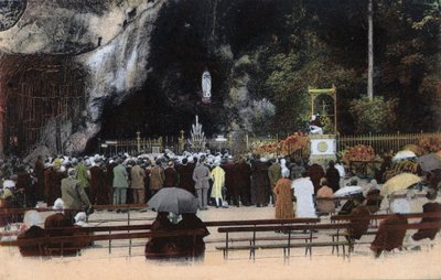 De grot in Lourdes - Hautes Pyrenees rond 1900. door Anonymous Anonymous