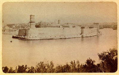 De stad Marseille en zijn omgeving rond 1885-1890: Fort Saint Jean, zicht vanaf de Pharo, privécollectie door Anonymous Anonymous