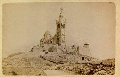 De stad Marseille en zijn omgeving rond 1885-1890: Notre Dame de la garde, privécollectie door Anonymous Anonymous
