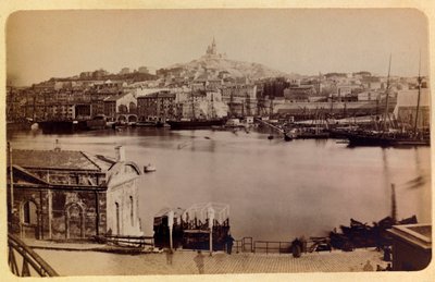 De stad Marseille en zijn omgeving rond 1885-1890: De oude haven en Notre Dame de la Garde, Privécollectie door Anonymous Anonymous