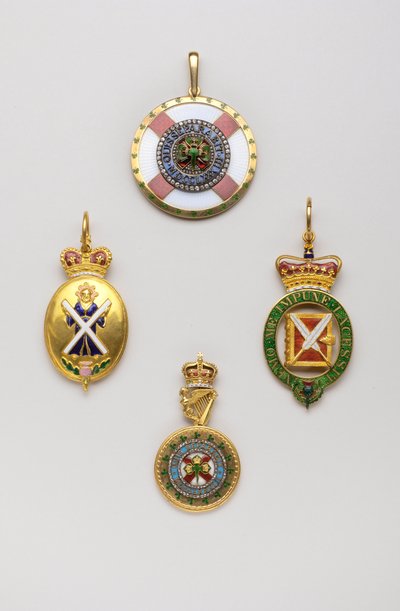Verenigd Koninkrijk - Orde van de Distel - Links: Insigne van heraut van Schotse wapens, dit insigne is niet exclusief verbonden aan de Orde van de Distel, Midden 18e eeuw, Goud en Email, H 7 cm; b 3,8 cm; gewicht: 36 g - Rechts: insigne van deken van de O door Anonymous Anonymous