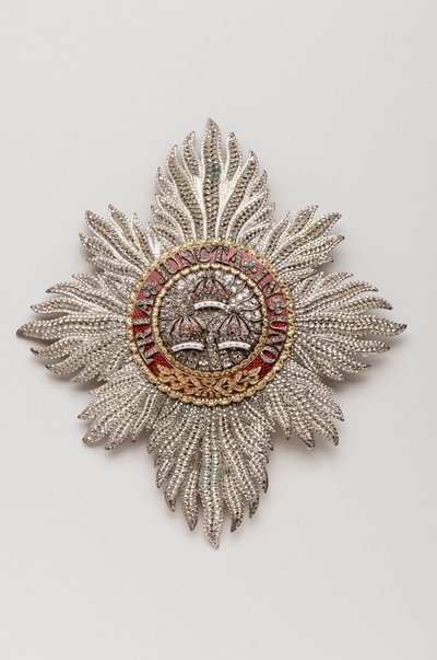 Verenigd Koninkrijk - Orde van het Bad: Ridderplaat behorend tot George IV (1762-1830), Regent, daarna Koning van Engeland (1820-1830) - Gemaakt door Rundell, Bridge & Rundell, Londen - 1813 - Goud, zilver, diamanten en email - H 11,9 cm; b 10,6 cm; gewic door Anonymous Anonymous