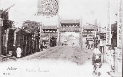 Zicht op een poort van de stad Peking, China door Anonymous Anonymous