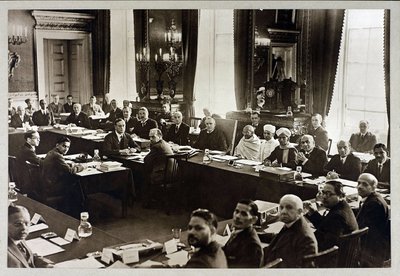 Tweede Ronde Tafel Conferentie - Mahatma Gandhi - Tweede Ronde Tafel Conferentie in Londen, Anoniem. Zilvergelatinefotografie door Anonymous Anonymous