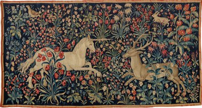Een eenhoorn en een hert in een veld met bloemen, ca. 1500 door Anonymous master.