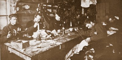 In de hut tijdens de midwinter, de mannen bezig met het naaien van bont voor kleding voor gebruik in de lente, uitgegeven Londen 1907 (zwart-wit foto) door Anthony Fiala