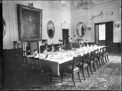 Interieur van de Britse Ambassade, Teheran, 1880-1930 door Antoin Sevruguin