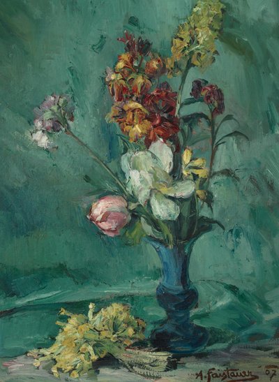 Bloemen in blauwe vaas en bos primula