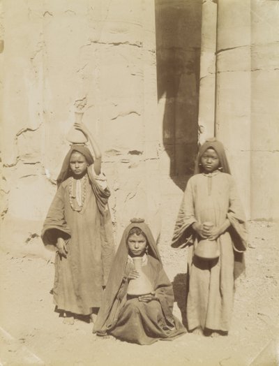 Arabische meisjes dragen water, Egypte door Antonio Beato