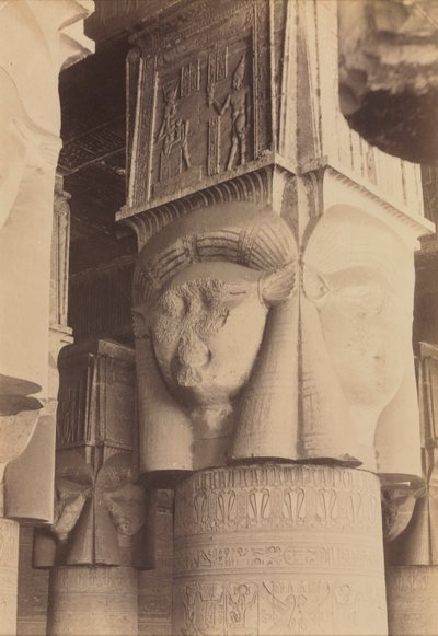 Dendera, Interieur van de Tempel, Hathor Kapitelen, ca. 1870s - 1880 door Antonio Beato