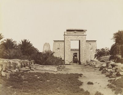 Karnak Sfinxen en de Pylon van Ptolemaeus door Antonio Beato
