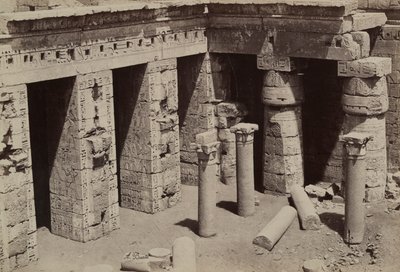 Medinet Habu: Koptische kerk in het midden van de tempel van Ramses III door Antonio Beato