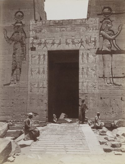 Philae, close-up zicht vanuit het zuiden van de ingang van de Tweede Pyloon bij de Tempel van Isis door Antonio Beato