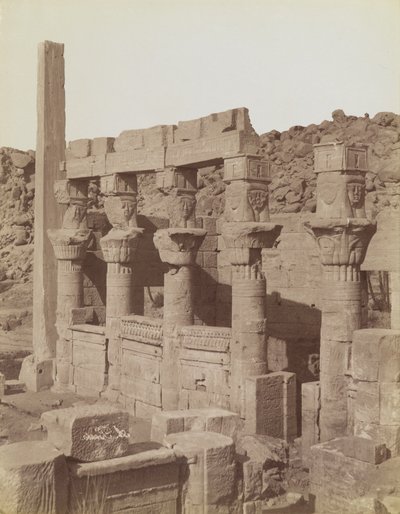Philae, uitzicht vanuit het noordoosten op het zuidelijke uiteinde van de Westelijke Colonnade en de Veranda van Nectanebo bij de Tempel van Isis door Antonio Beato
