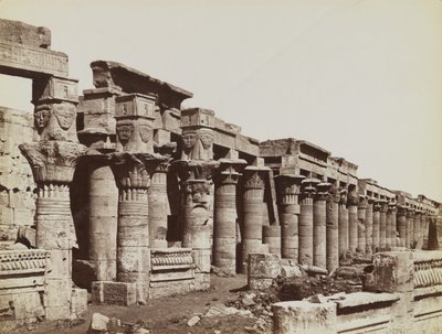 Philae, uitzicht vanuit het zuidoosten van de West Colonnade bij de Tempel van Isis door Antonio Beato