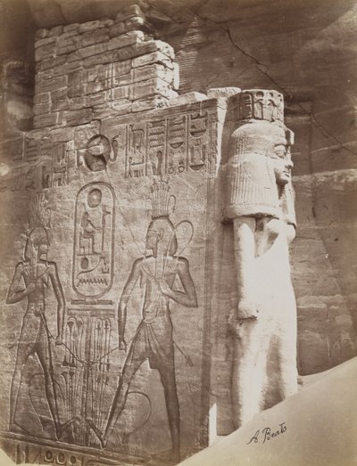 Koningin bij de Tempel van Abu Simbel, detail van troon en koningin onder het zittende Standbeeld van Ramses II aan de noordzijde van de ingang van de Zuidelijke Tempel door Antonio Beato