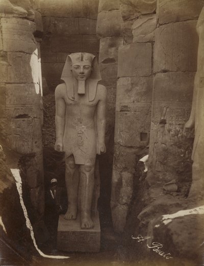Standbeeld van Ramses II in Luxor door Antonio Beato