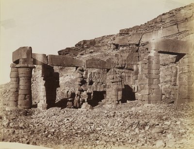 Tempel in Gerf Hussein, zicht op het noordoosten met de voorhof van de tempel door Antonio Beato