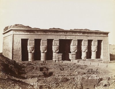 Tempel van Dendera, uitzicht vanuit het noordoosten op de gevel van de tempel door Antonio Beato