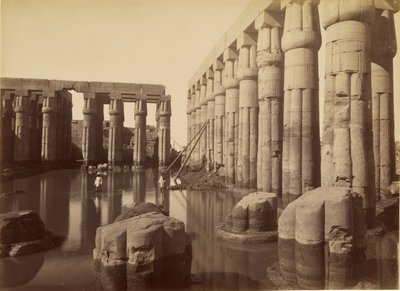 De ondergelopen binnenplaats van Amenhotep III in de Luxortempel door Antonio Beato