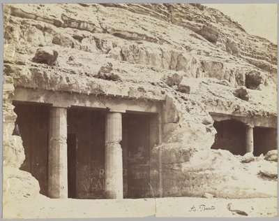 Graven in Beni Hasan, zicht op de façade van de graven van Khnum-hotep en Beni Hasan door Antonio Beato