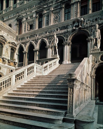 Uitzicht op de Scala dei Giganti (trap van de Reuzen) die leidt naar de ingang van het Dogenpaleis (palazzo ducale) gemaakt door Antonio Rizzo (1430-1499) 1483-1491 Venetië door Antonio Rizzo