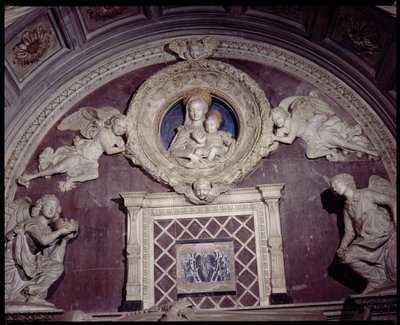 Het Graf van de Kardinaal van Portugal (detail) door Antonio Rossellino