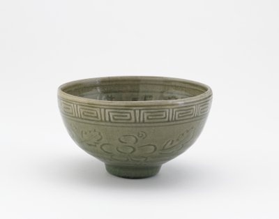 Serveerschaal in stijl van Longquan aardewerk, vroege 19e eeuw door Aoki (attr. to) Mokubei