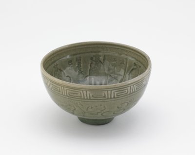 Serveerschaal in stijl van Longquan aardewerk, vroege 19e eeuw door Aoki (attr. to) Mokubei