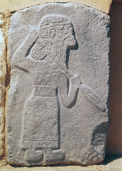 Orthostaat die een soldaat uit het paleis van Kapara, koning van Guzama, Tell Halaf, Syrië afbeeldt door Aramaean